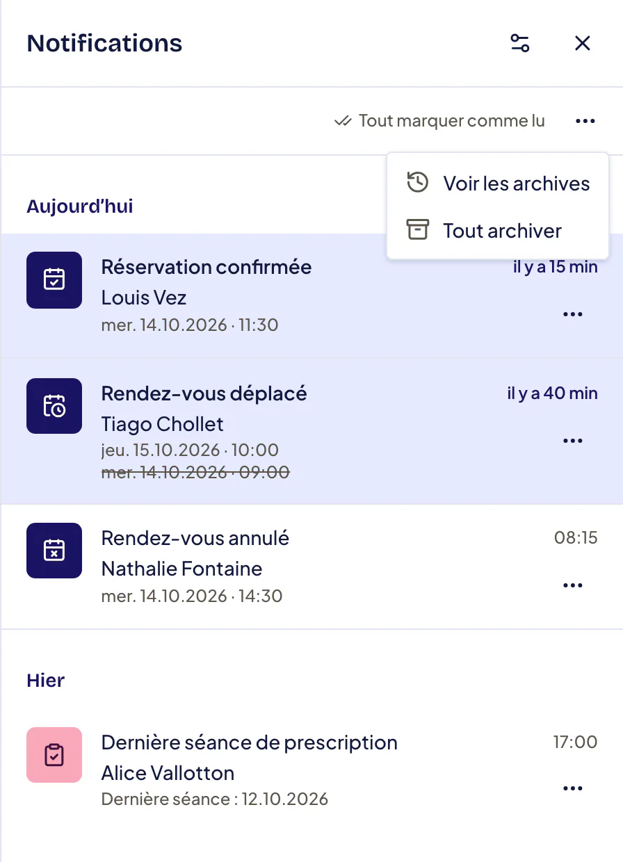 Panneau Notifications ouvert depuis la cloche : en haut, l’icône de curseurs (Réglages des notifications) et la croix ; Tout marquer comme lu et le menu … ouvert sur Voir les archives et Tout archiver ; puis les notifications groupées par jour (Réservation confirmée, Rendez-vous déplacé avec l’ancien horaire barré, Rendez-vous annulé, Dernière séance de prescription), les non lues sur fond coloré, chacune avec son menu ….