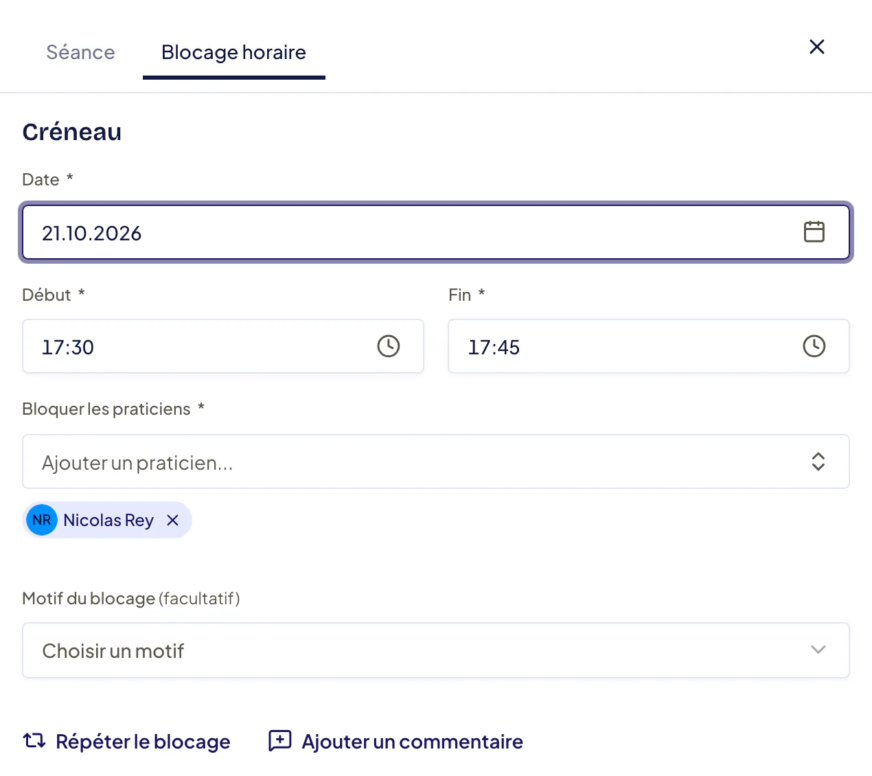 Onglet Blocage horaire après un clic sur le crayon du Créneau : champs Date, Début et Fin, section Bloquer les praticiens avec Ajouter un praticien..., liste Motif du blocage, liens Répéter le blocage et Ajouter un commentaire, bouton Bloquer la période.