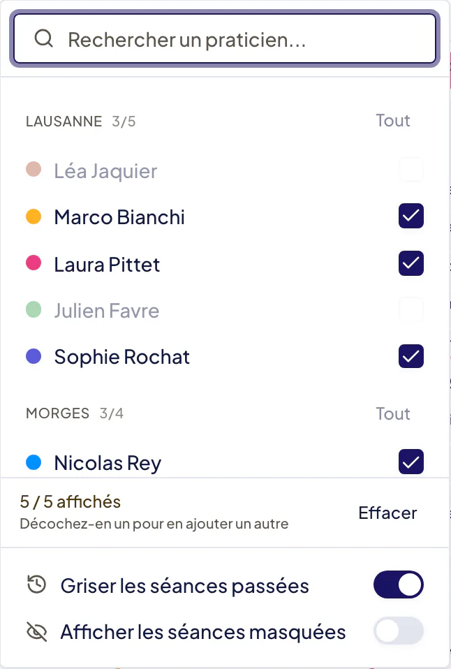 Sélecteur de praticiens de l’agenda : praticiens groupés par site avec Tout, compteur « 5 / 5 affichés », bouton Effacer, puis les interrupteurs Griser les séances passées et Afficher les séances masquées.