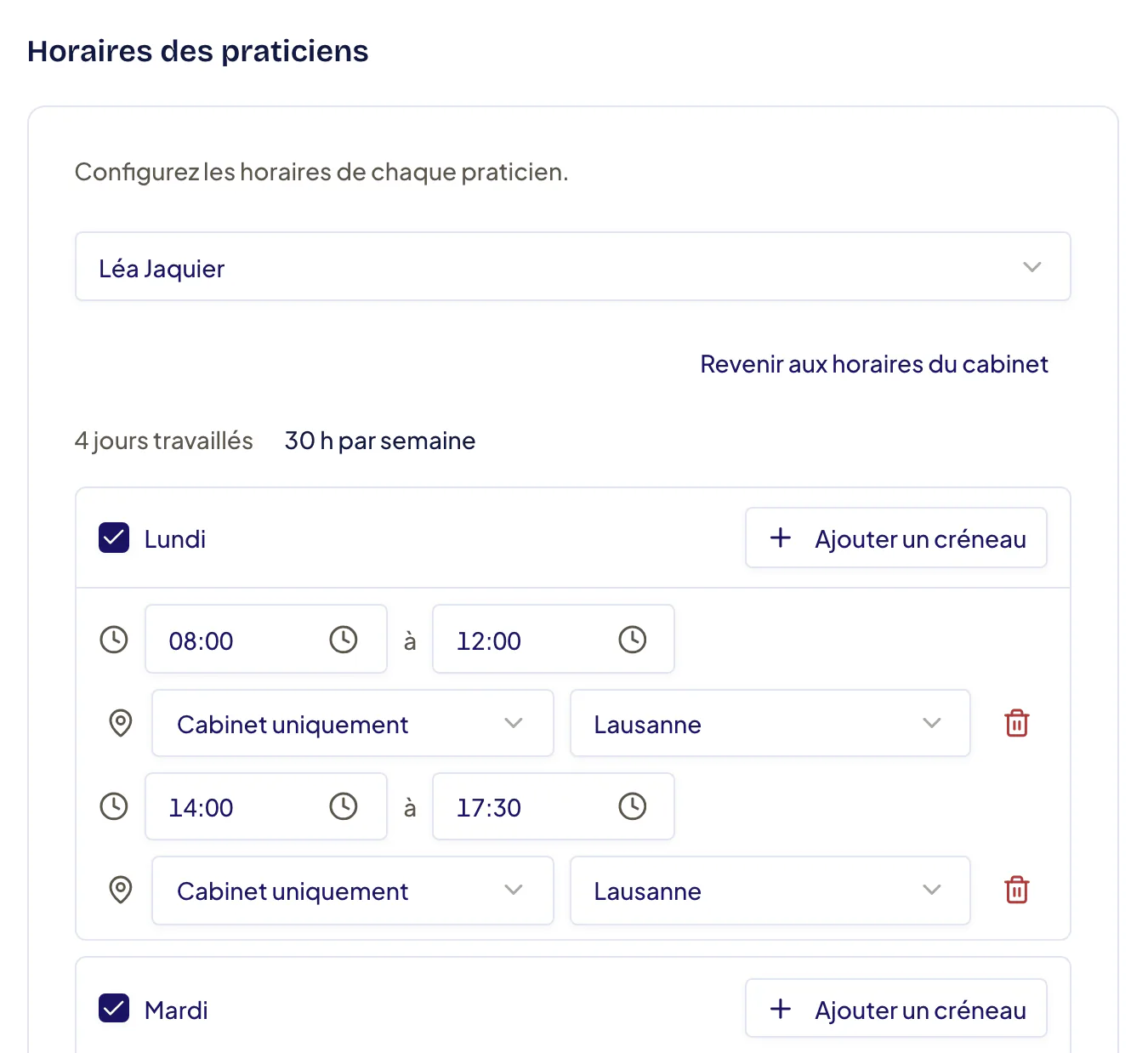 Section Horaires des praticiens : choix du praticien, lien « Revenir aux horaires du cabinet », total des jours et des heures par semaine, puis pour chaque jour coché ses créneaux (heure de début et de fin, Cabinet uniquement, site) et le bouton « Ajouter un créneau ».