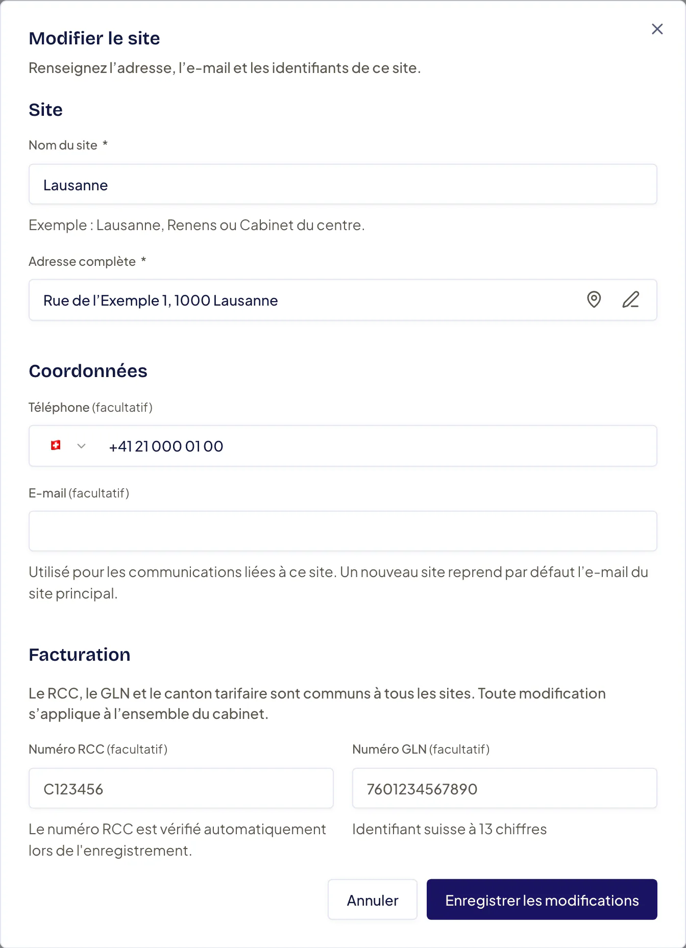 Fenêtre de modification d’un site : Nom du site, Adresse complète avec le crayon « Saisir manuellement » à droite du champ, Téléphone, E-mail, puis la partie Facturation avec le numéro RCC et le numéro GLN.