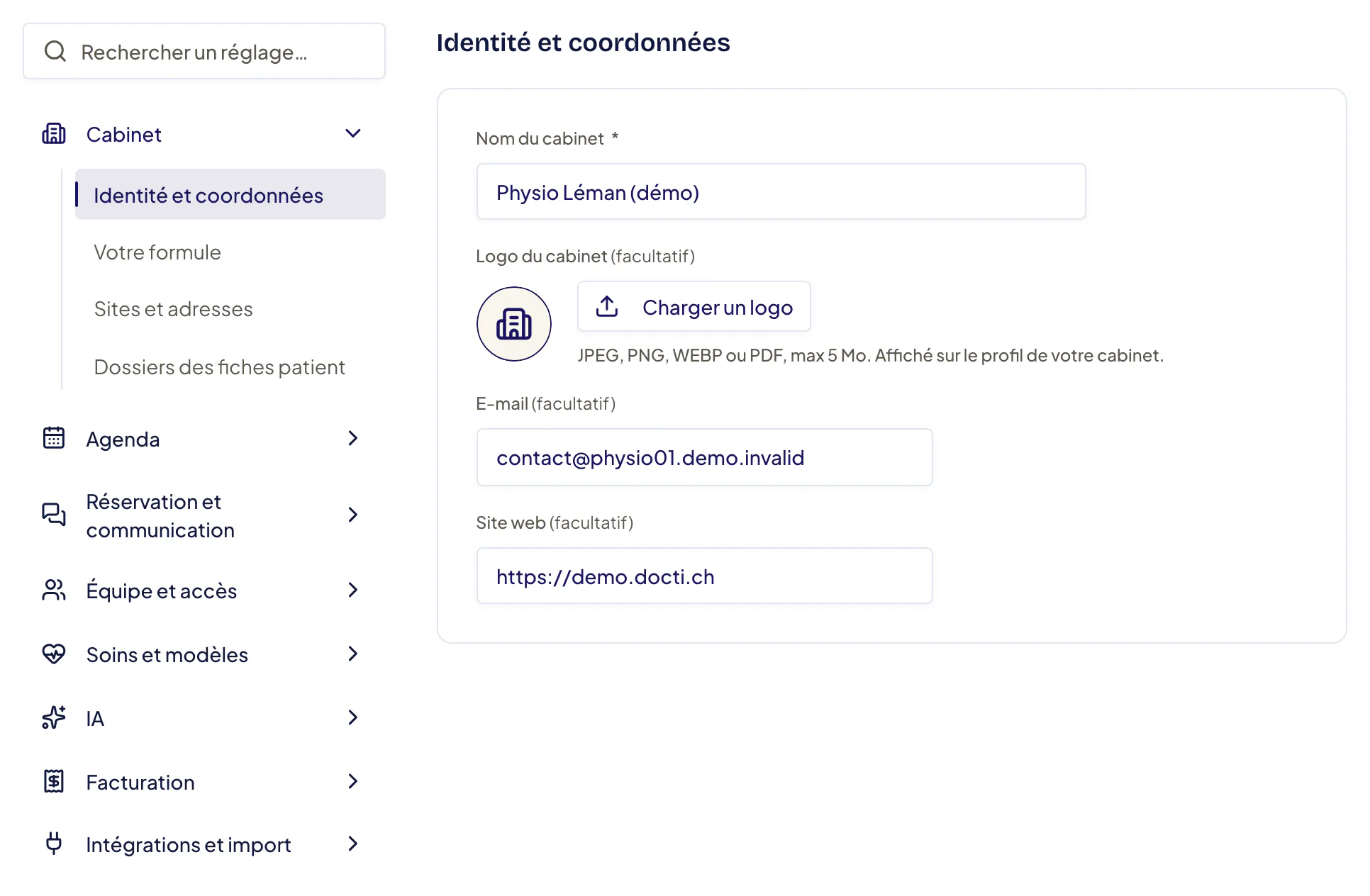 Paramètres du cabinet : champ « Rechercher un réglage… », groupes repliables Cabinet, Agenda, Réservation et communication, Équipe et accès, Soins et modèles, IA, Facturation et Intégrations et import, et la section Identité et coordonnées ouverte (Nom du cabinet, logo, E-mail, Site web).
