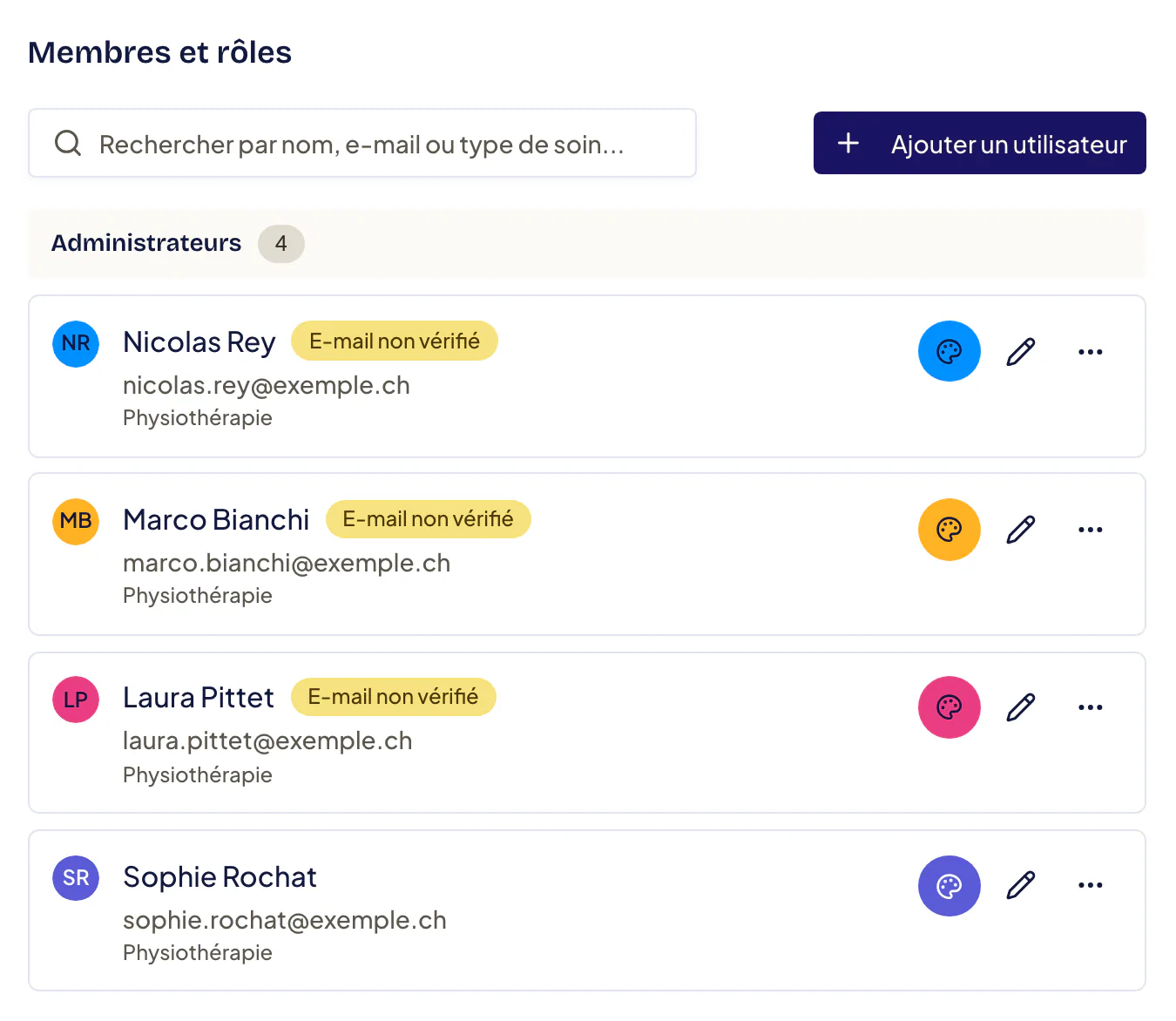 Section Membres et rôles : recherche par nom, e-mail ou type de soin, bouton « Ajouter un utilisateur », puis le groupe Administrateurs. Chaque membre affiche son nom, le badge « E-mail non vérifié » tant que l’invitation n’est pas acceptée, son e-mail, son type de soin et trois icônes : palette (couleur d’agenda), crayon (Modifier) et « … » (Plus d’actions).