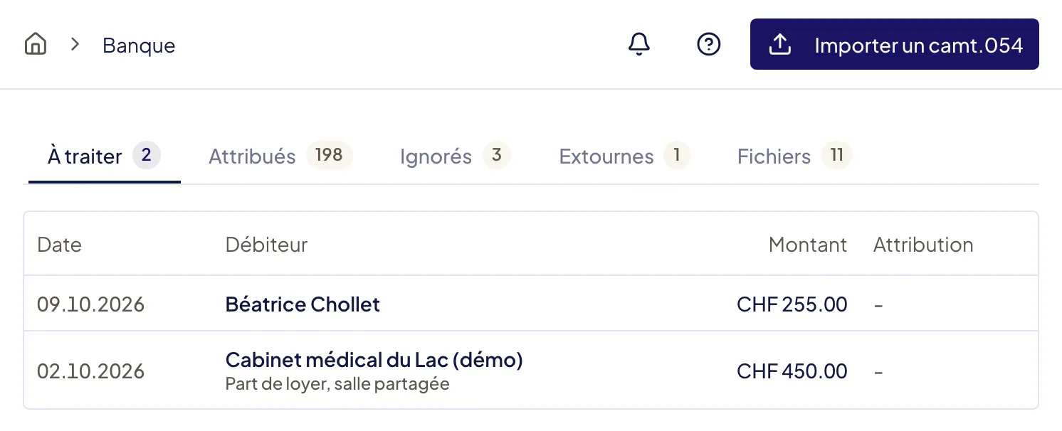 Page Banque : bouton « Importer un camt.054 » en haut à droite, onglets À traiter, Attribués, Ignorés, Extournes et Fichiers avec leur nombre, puis les crédits sans facture avec date, débiteur et montant.