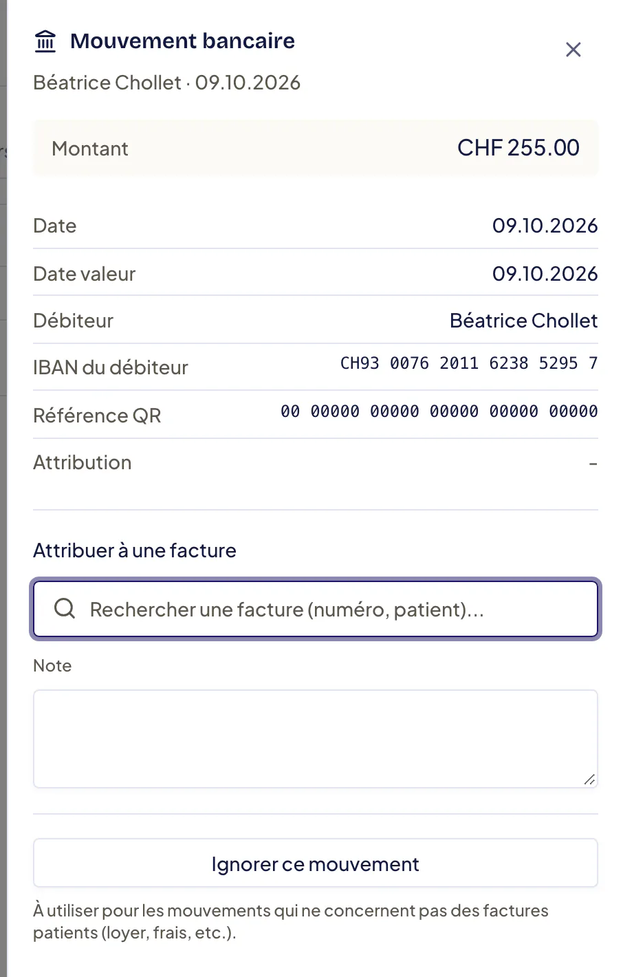 Fenêtre « Mouvement bancaire » d’un crédit à traiter : montant, date, date valeur, débiteur, IBAN du débiteur et référence QR, puis le champ « Rechercher une facture (numéro, patient)... » pour l’attribuer, une note et le bouton « Ignorer ce mouvement ».