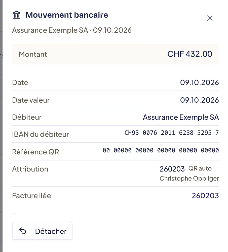 Fenêtre « Mouvement bancaire » d’un crédit attribué : l’attribution indique le n° de facture et « QR auto », la facture liée, puis le bouton « Détacher ».