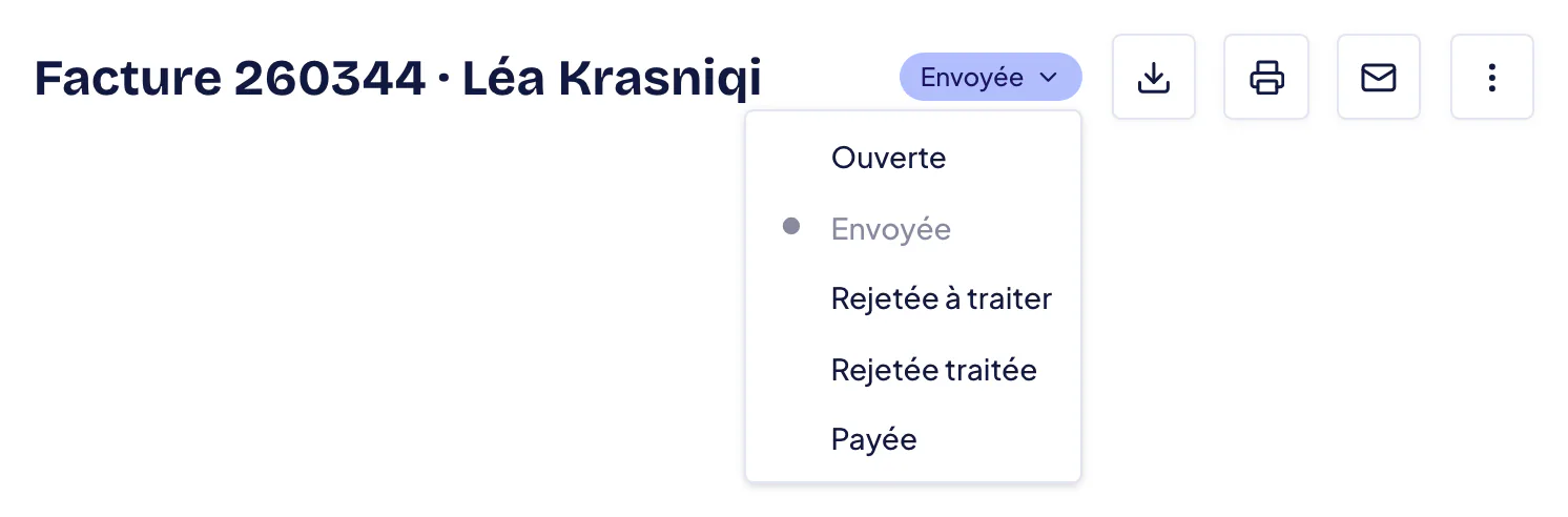 Pastille « Envoyée » ouverte à droite du titre de la facture : menu des statuts Ouverte, Envoyée, Rejetée à traiter, Rejetée traitée et Payée.