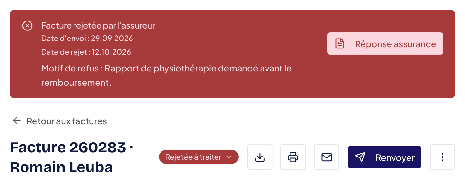 Facture au statut « Rejetée à traiter » : bandeau rouge « Facture rejetée par l’assureur » avec la date d’envoi, la date de rejet, le motif de refus et le bouton « Réponse assurance », puis le bouton « Renvoyer » à côté du titre de la facture.