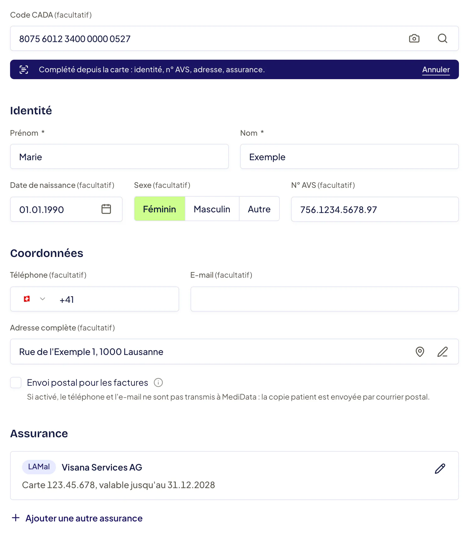 Nouveau patient après lecture d’une carte fictive : sous le Code CADA, « Complété depuis la carte : identité, n° AVS, adresse, assurance. » avec le lien Annuler ; Prénom, Nom, date de naissance, sexe, n° AVS, adresse et assurance LAMal sont remplis.