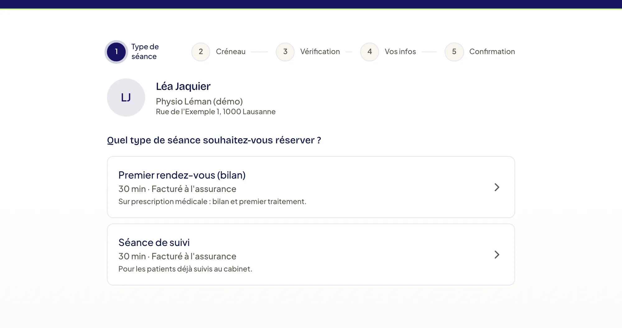 Étape 1 Type de séance sur le lien d’un praticien : étapes Type de séance, Créneau, Vérification, Vos infos, Confirmation, puis les prestations proposées avec leur durée, la mention « Facturé à l’assurance » et leur description.